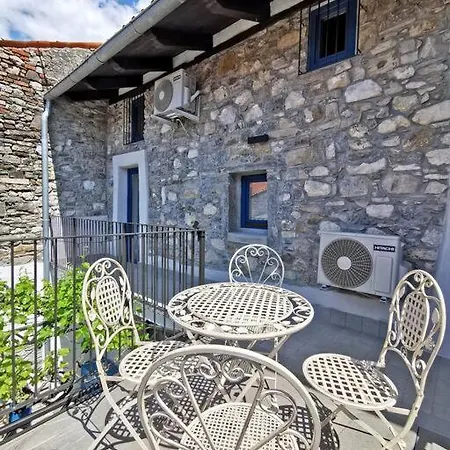 Smetova - The Blue Door House Sempas