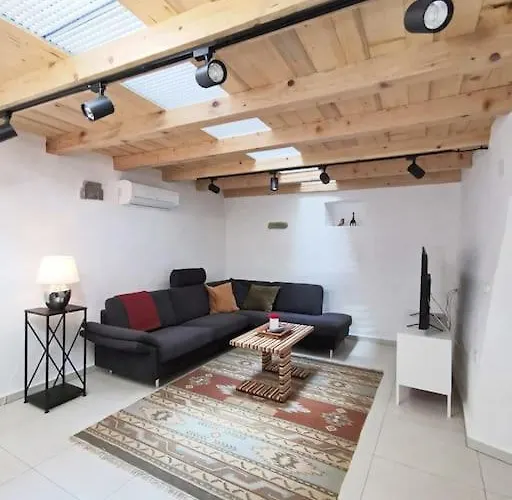 Smetova - The Blue Door House Vakantiehuis Sempas